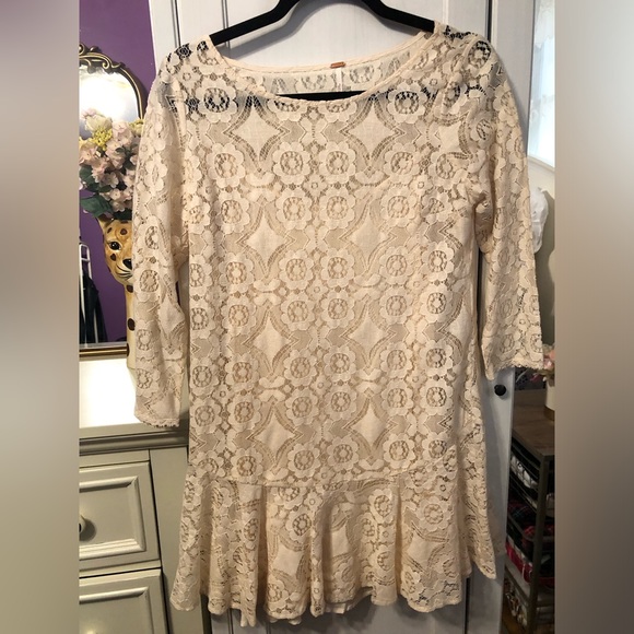 Free People Cream Colored Lace Dress with slip underneath. Size 4 - Picture 10 of 11